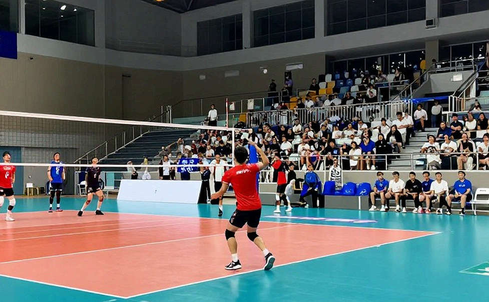 ক্যাম্পাসের কোর্টে সমান দুই ভাগ: ইন্দোনেশিয়ার ৩৬ দলের লিগ নারী ভলিবলকে কোথায় নিয়ে যাবে